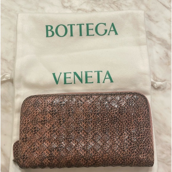 EUC Bottega Venetta Python zipper wallet with COA - Picture 3 of 10